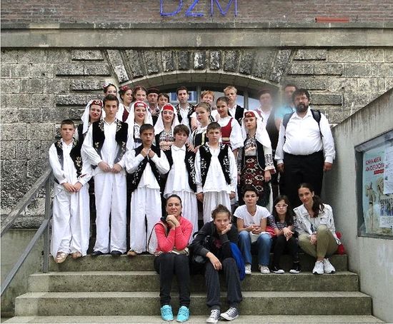 Bild 2  -  Die Gruppe vor dem Donauschwäbischen Zentralmuseum in Ulm.