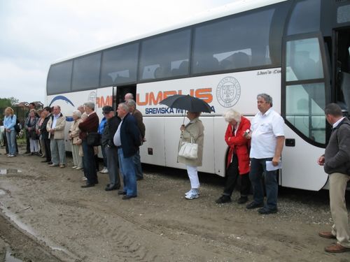Bild 17:  . . . aber mit dem Bus haben wir es geschafft, das Gelände fast trockenen Fußes zu erreichen.