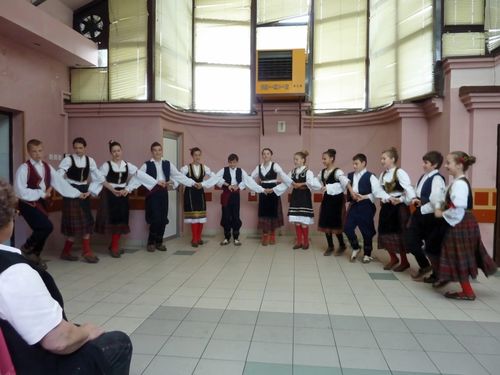 Bild 23: Nach dem Mittagessen folgt ein sehr schöner und temperamentvoller Auftritt einer Kinder-Folklore-Tanzgruppe.