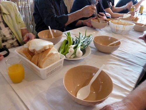 Bild 26:  . . . serviert mit frischem Brot, jungen Lauchzwiebeln und grünem Paprika . . .