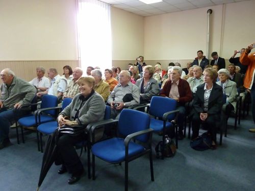 Bild 9: Die Jareker Reisegruppe und Gäste bei der Einweihungsfeier der Jareker Gedenktafel im Gemeindehaus Bački Jarak / Jarek.