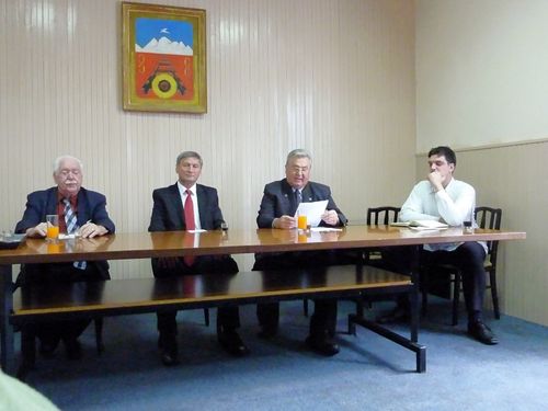 Bild 8: Am Tisch der "Offiziellen" zum Empfang bei der Einweihung der neuen Jareker Gedenktafel (von links): Michael Schmidt, Herr Mandic, Michael Rettinger und “Benni”, Reiseführer und Übersetzer.