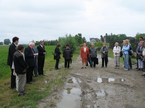 Bild 16: Bei der Gedenkfeier  für die Toten des Lagers Jarek: nach wochenlangem Regen ist das Gelände fast unbegehbar . . .