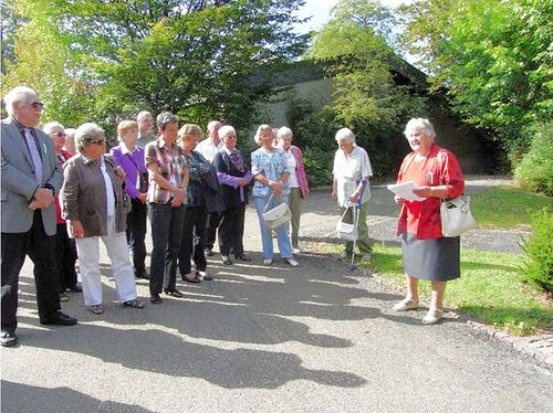 Bild 2 - Theresia Helbig bei der Totenehrung am Jareker Platz auf dem Beurener Friedhof.