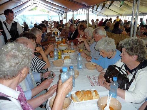 Bild 27:  . . . schmeckt die deftige Bohnensuppe, eine serbische "Leibspeise", allen ganz besonders gut . . .