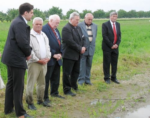 Bild 15: Bei der Gedenkfeier für die Toten des Lagers Jarek: (von links) unser Reiseleiter “Benni”, der “mutige Jareker Bürger”, Michael Schmidt, Michael Rettinger, Herr Mrdjen und Herr Mandic von der Gemeindeverwaltung Bački Jarak.