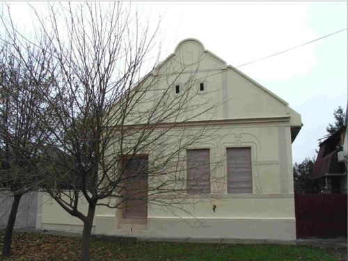 Bild 4 - Langhaus in der Wassergasse mit schönem Reliefputz rund um die Fenster. Am Giebel steht die Jahreszahl 1932.