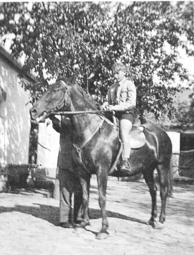Bild 7 - Hoch zu Ross KLV-Junge Willi Weber.