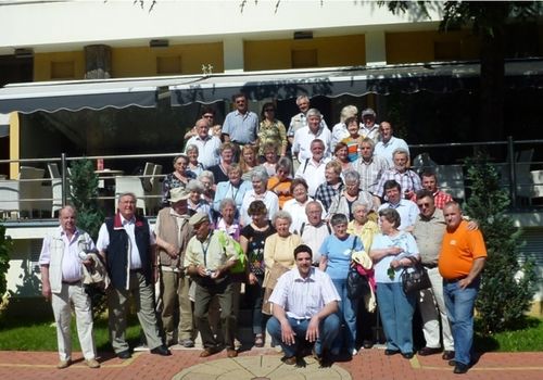 Bild 1: Die Jareker Reisegruppe vor dem Parkhotel in Novi Sad. Zweiter von links: Michael Rettinger, rechts daneben: Michael Schmidt, 2 nach rechts und 1 nach oben: Inge Morgenthaler, vorne in der Hocke: “Benni” unser Reiseführer . . .