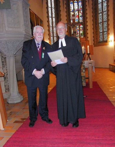 Bild 1 - Pfarrer Andreas Stiehler und Michael Schmidt nach der Predigt in der evangelischen Kirche in Beuren.