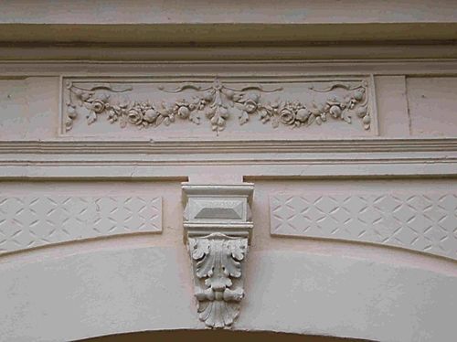 Bild 38 - ein schöner Fries über einer Toreinfahrt in der Spitalgasse.