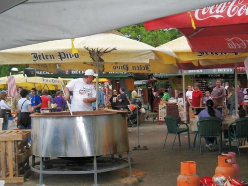 Bild 25:  . . . mit dem bunten Treiben und einem der vielen riesengroßen Bohnensuppenkesseln . . .